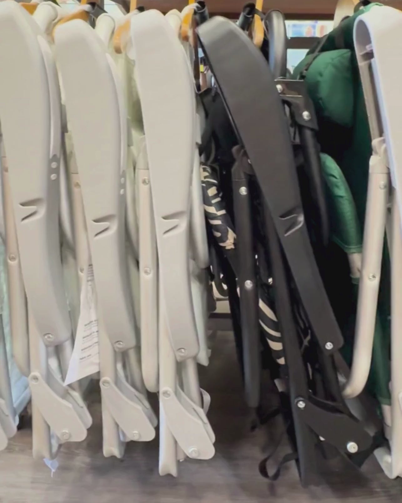 Load video: Pisolino Beach Backpack Chair